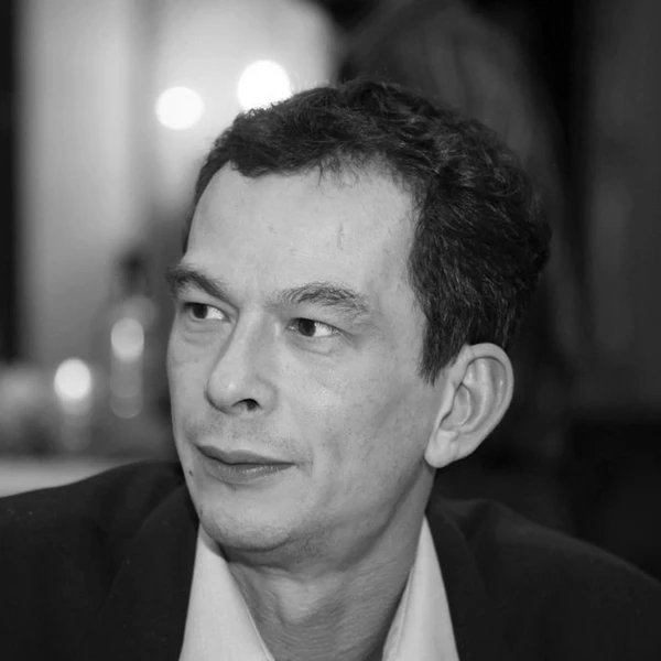 Eine Nahaufnahme von Norbert Kucera Gesicht in Schwarz-Weiß