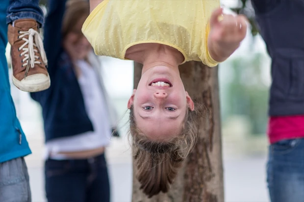 Schülerin auf Spielplatz