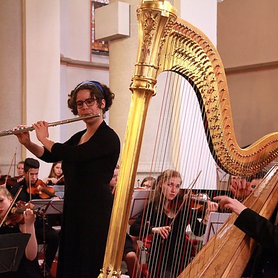 Léa Villeneuve und Daniel Noll mit dem AKO-Orchester